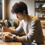 なぜ肘をついてしまう？「肘をついて食べる」の心理と対策