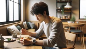 なぜ肘をついてしまう?「肘をついて食べる」の心理と対策